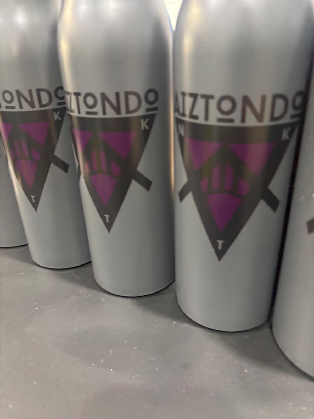 Detalle de botellas personalizadas — Aiztondo